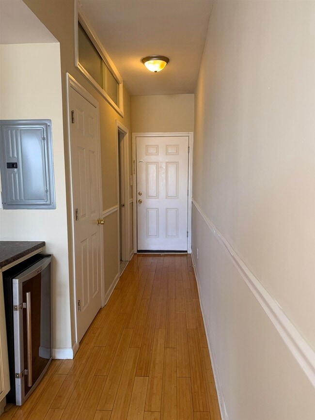 Building Photo - 998 Broadway