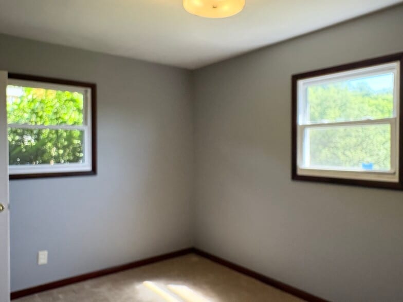 Building Photo - 1406 Valley View Dr