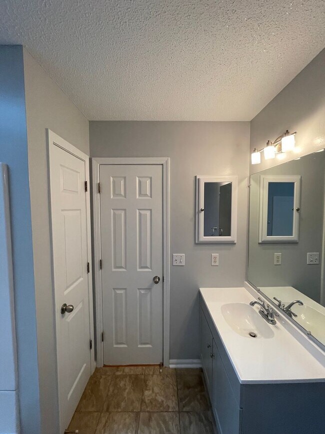 Building Photo - Rolling Acres - End Unit w/Several Beautif...