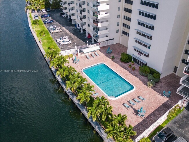 Building Photo - 401 Golden Isles Dr
