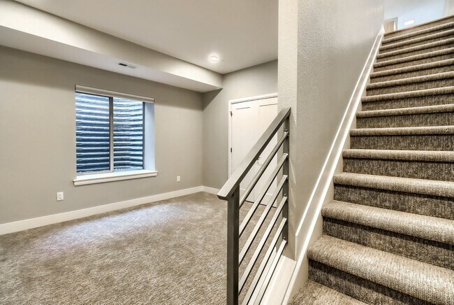 Building Photo - 3 bedroom Townhome + 2 Large Flex Spaces &...
