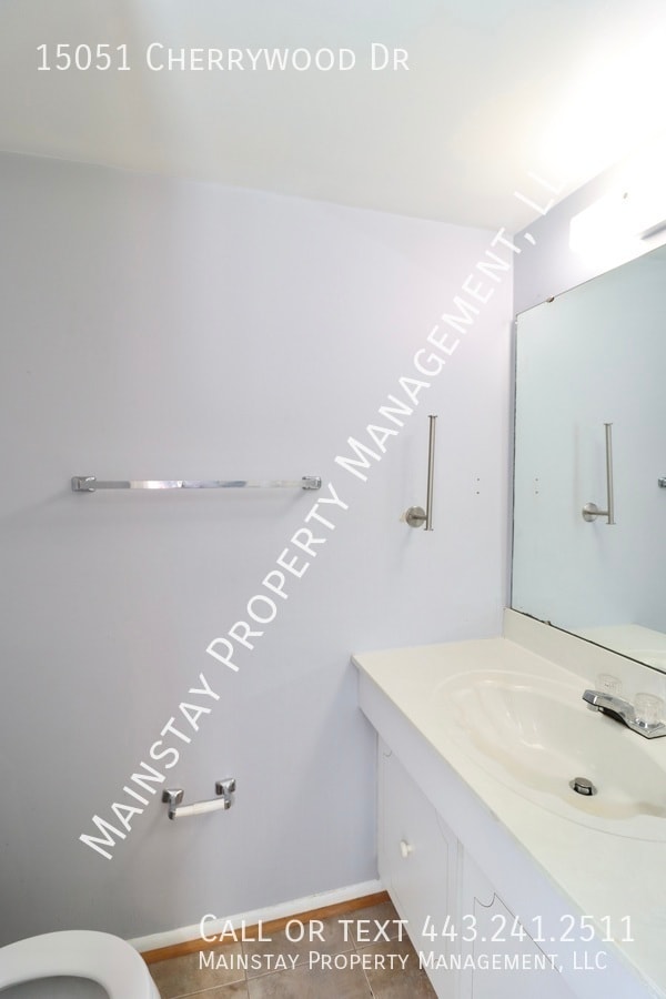 Building Photo - Updated End Unit Townhome W/ Fenced in Yard!
