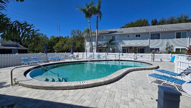 Building Photo - 2 Bed 2 Bath townhome with a Den/ Office s...