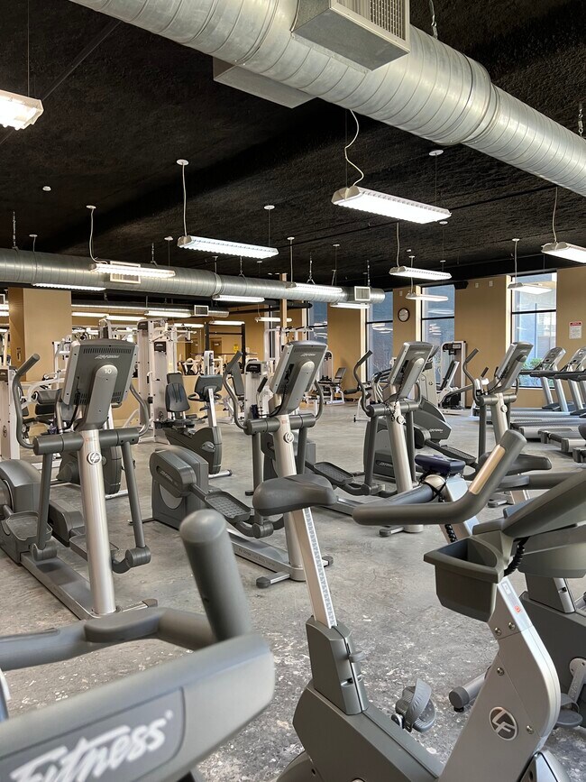 Big Gym - 400 17th St NW