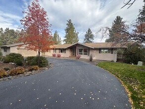 Building Photo - Single level home with amazing river views