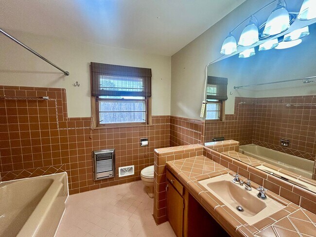 Building Photo - Great ranch style home located on a large ...
