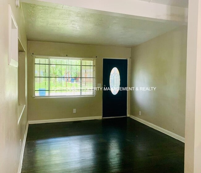 Building Photo - Huge 4 Bedroom Home With Sunroom And Garage