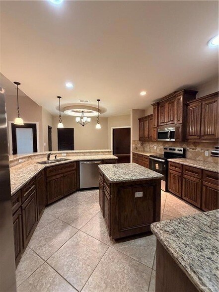 Building Photo - 1501 Granada Cir