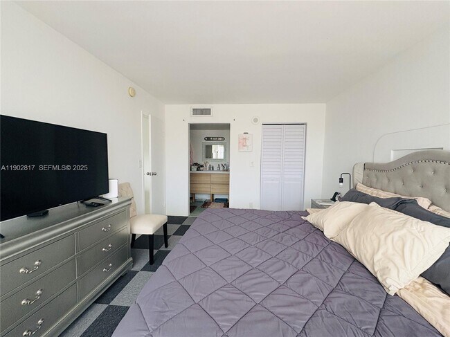 Building Photo - 17021 N Bay Rd