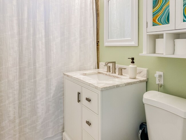 Building Photo - Beautiful Single-Story 2 Bedroom, 1 Bath w...