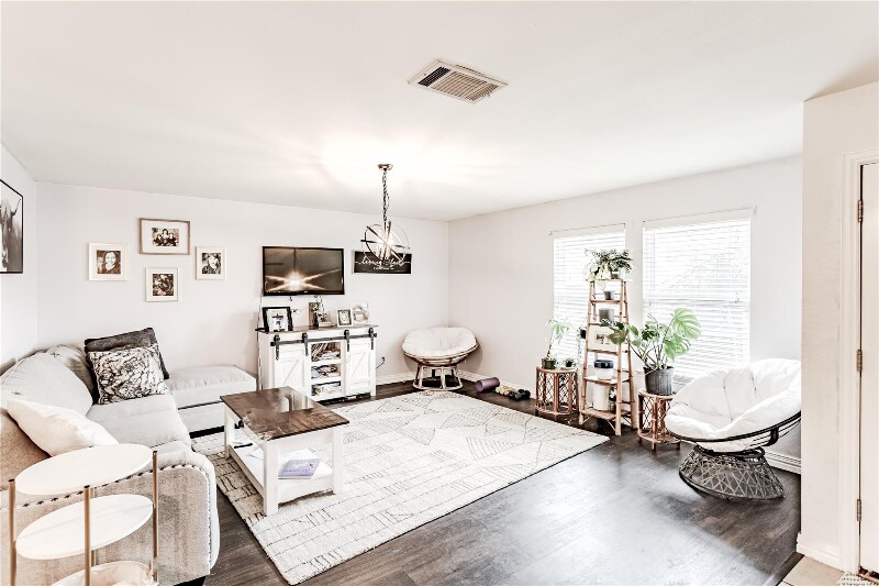 Building Photo - 2048 Lake Trail Dr