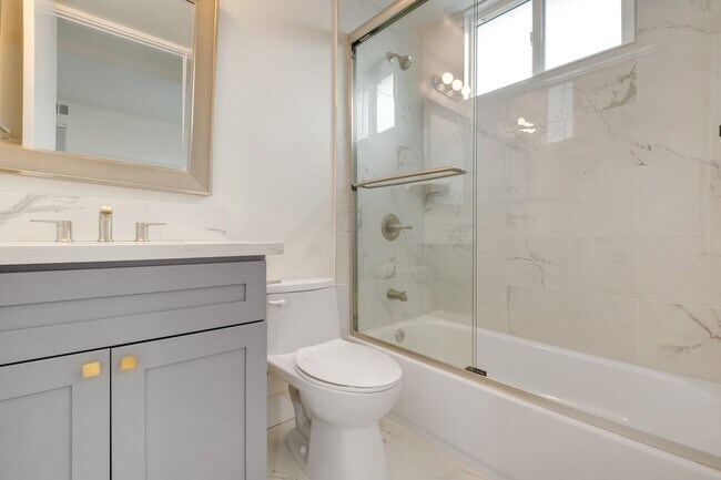 Building Photo - 4 Bed / 4 1/2 Bath Townhome in Sawtelle