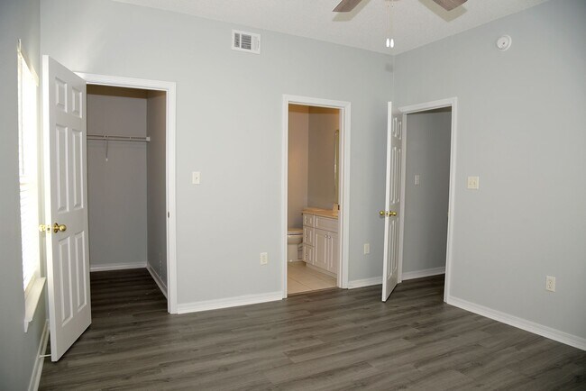 Building Photo - Second floor condo