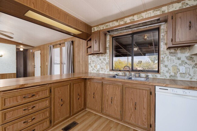 Building Photo - Home in Desert Springs