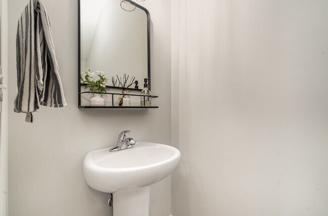 Building Photo - Charming 3-Bedroom Townhome Close to Every...