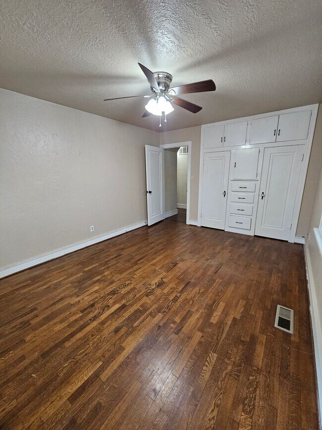 Building Photo - Short-Term Rental ONLY - (4) Bed, (3) Bath with (2) Living Areas Avail NOW!