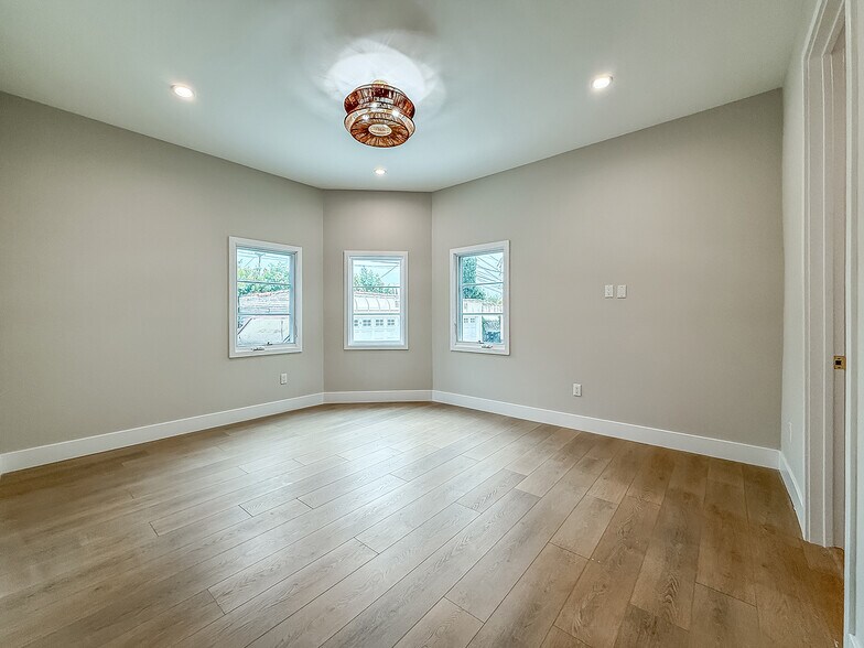 Building Photo - 150 N Arnaz Dr