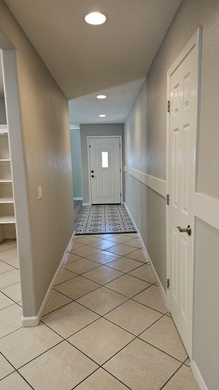 Building Photo - 711 S Roca St