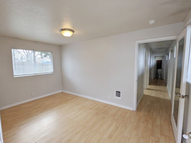 Building Photo - 5+ bedroom South Campus house w/ large fen...