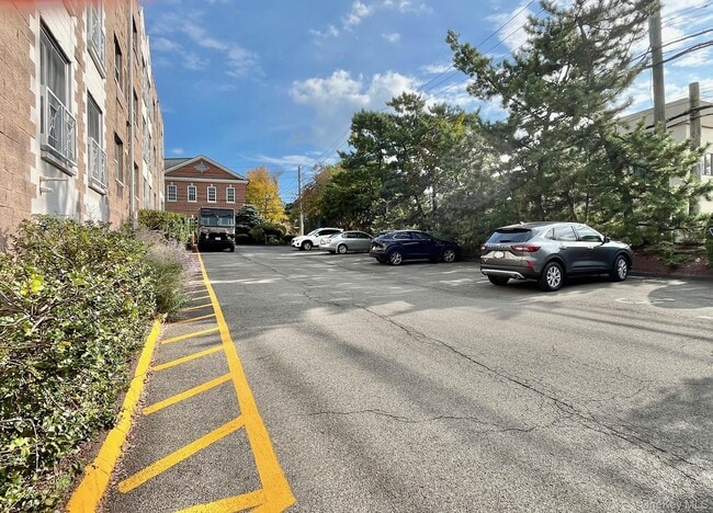 Building Photo - 501 N Barry Ave