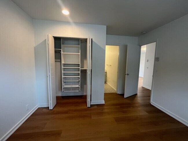 Building Photo - **Bright & Updated 2-Bedroom Condo with Water View in Friday Harbor!**