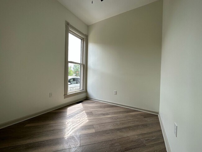Building Photo - 514 W Kirkwood Ave