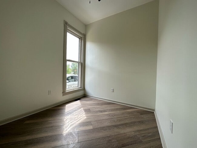 Building Photo - **August 2028** HUGE 8 Bed 6 Bath !! Fully Remodeled!!