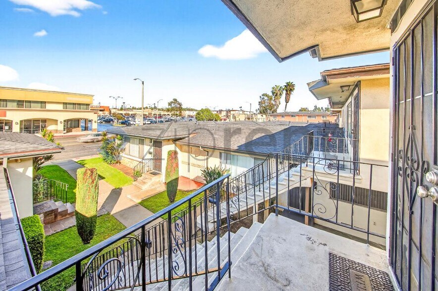 Building Photo - 2303 W Beverly Blvd