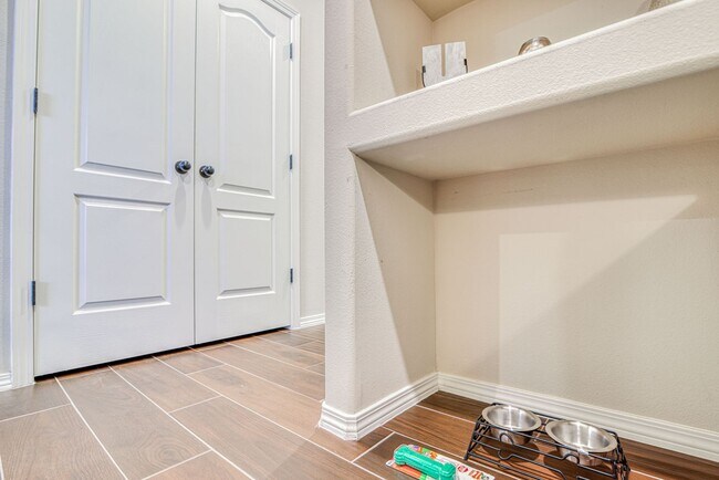 Building Photo - Westside area for Short or Long Term Rental(Completely Furnished) Beautiful 3 bed/2.5 baths