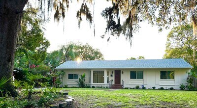 Building Photo - Great 4 Bedroom Mid-Century Home on 1/4 Ac...