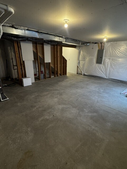 Building Photo - 619 NE Oak Ridge Dr