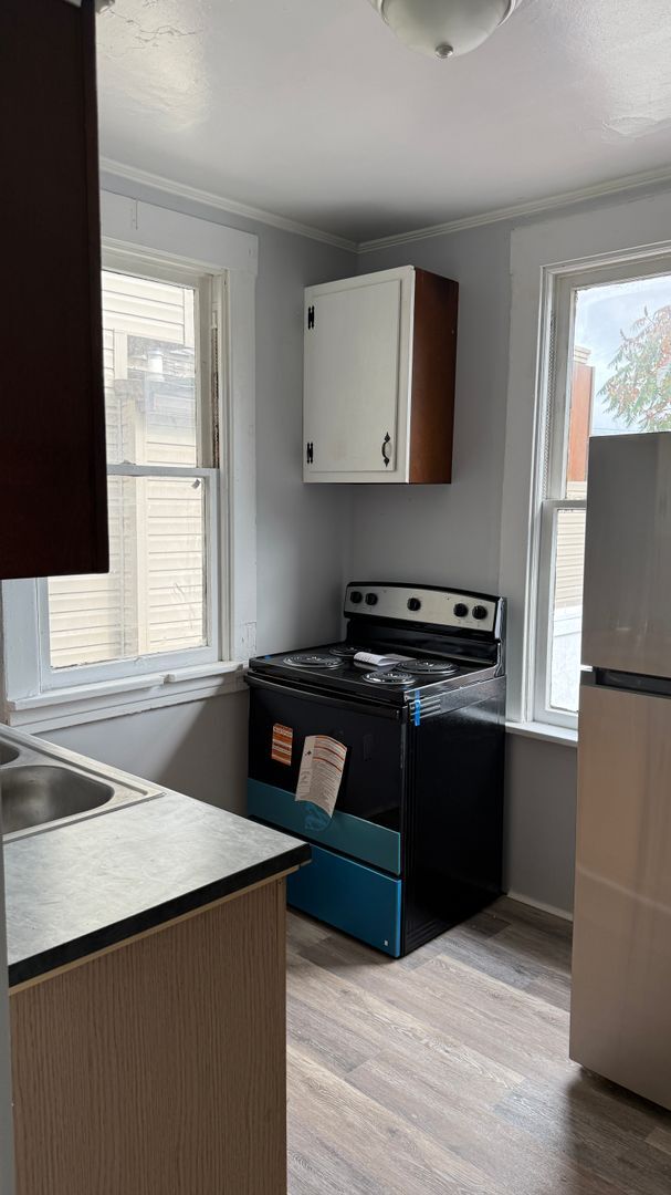 Building Photo - 2 bedroom house available now