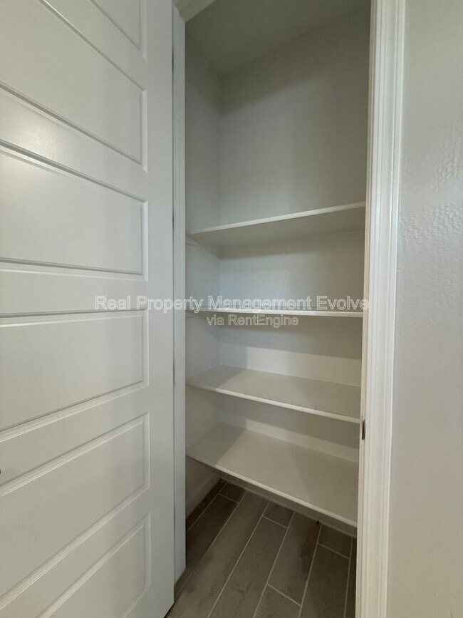 Building Photo - 5118 E Anderson Dr