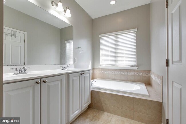 Building Photo - 1739 Theale Way
