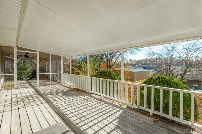Building Photo - 2 bedroom, 1 bath unit in the heart of Eas...