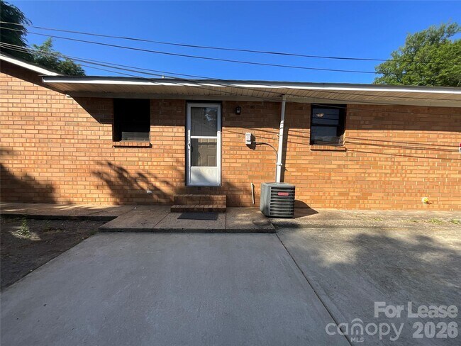 Building Photo - 322 E Sumter St