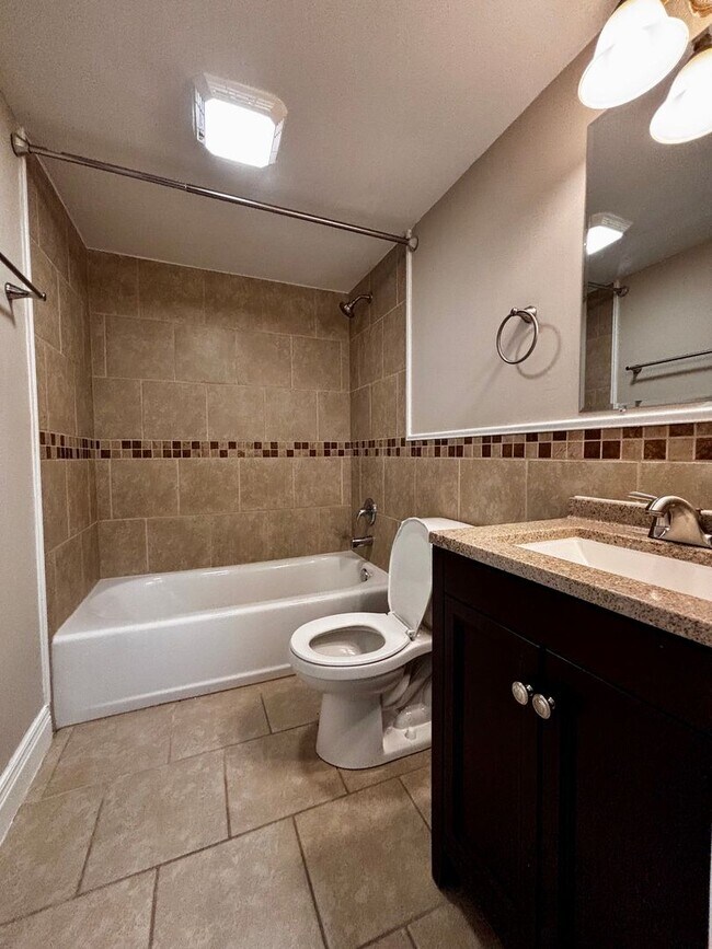 Building Photo - Newly Renovated 2-Bedroom Apartment in Ser...