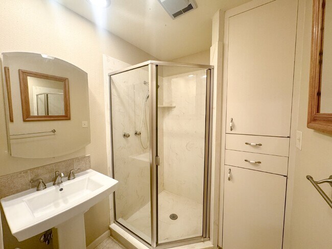 Building Photo - Adorable single story home in Landa Park E...