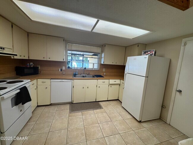 Building Photo - 730 Lindenwood Cir E