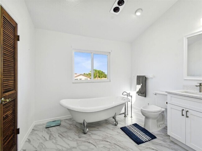 Building Photo - 6241 Bayside Dr