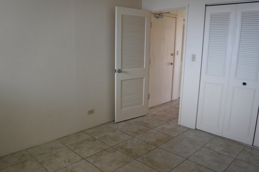 Building Photo - 2211 Ala Wai Blvd