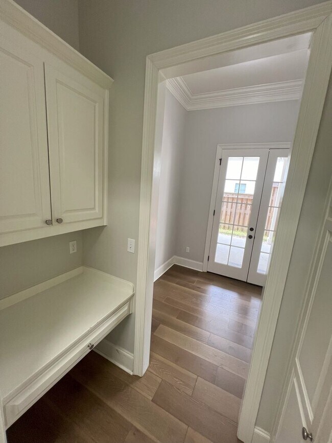 Building Photo - Stunning 4 bedroom, 3 bathroom 2 story hom...