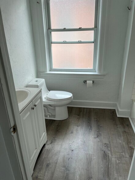 Building Photo - 370 S Negley Ave