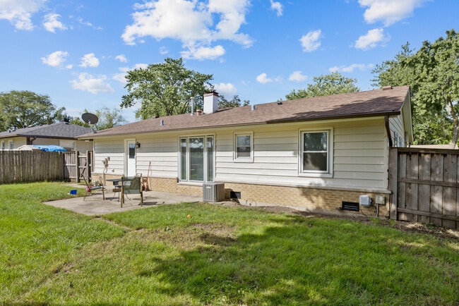 Building Photo - 1031 Maple Ln