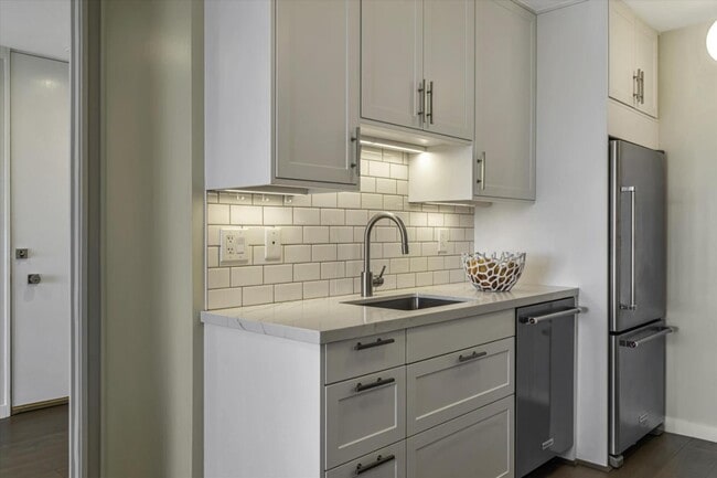 Building Photo - 565 Bellevue Ave