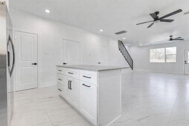 Building Photo - 5912 Mayle St