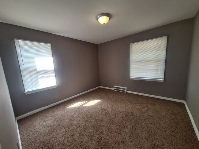 Building Photo - Come see your new home!