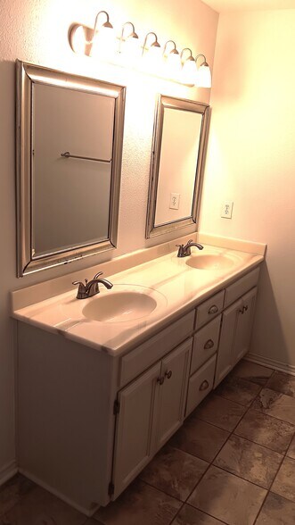 Master Double Vanity - 3113 Inglewood St