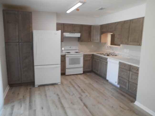 Building Photo - 806 Meadow Ln