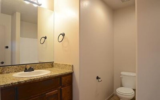 Building Photo - Charming 3 bedroom Townhome. 2 Community P...